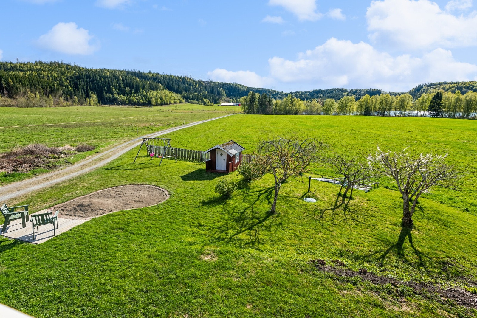 Boligen har fin utsikt til omkringliggende bygd og landskap. Galleribilde
