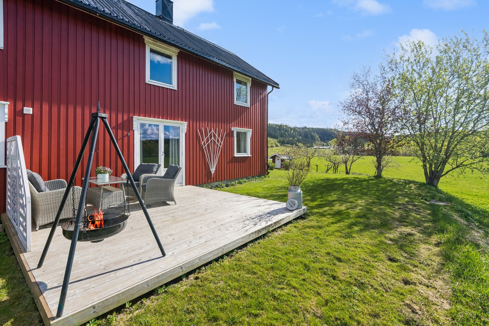 Romslig platting utenfor stua, oppsatt i 2023. Galleribilde