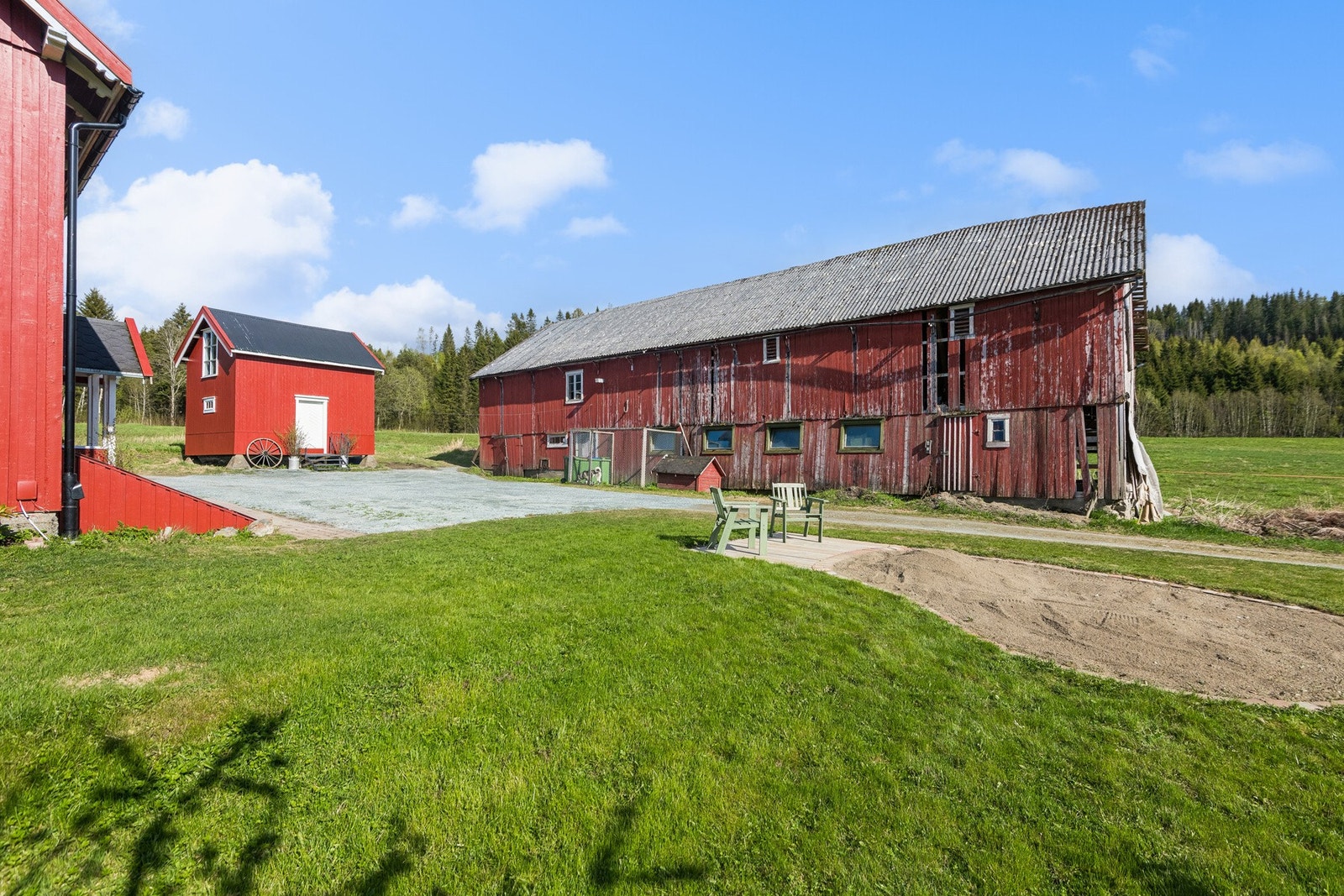 Stabburet ble i 2025 heist opp på fundament, gulvåsene ble jekket opp og stubbloft ble isolert. Nederste del av kledning ble fjernet og satt på nytt. Uthuset på eiendommen er i dårlig forfatning og kan vurderes som et rivningsobjekt. Galleribilde