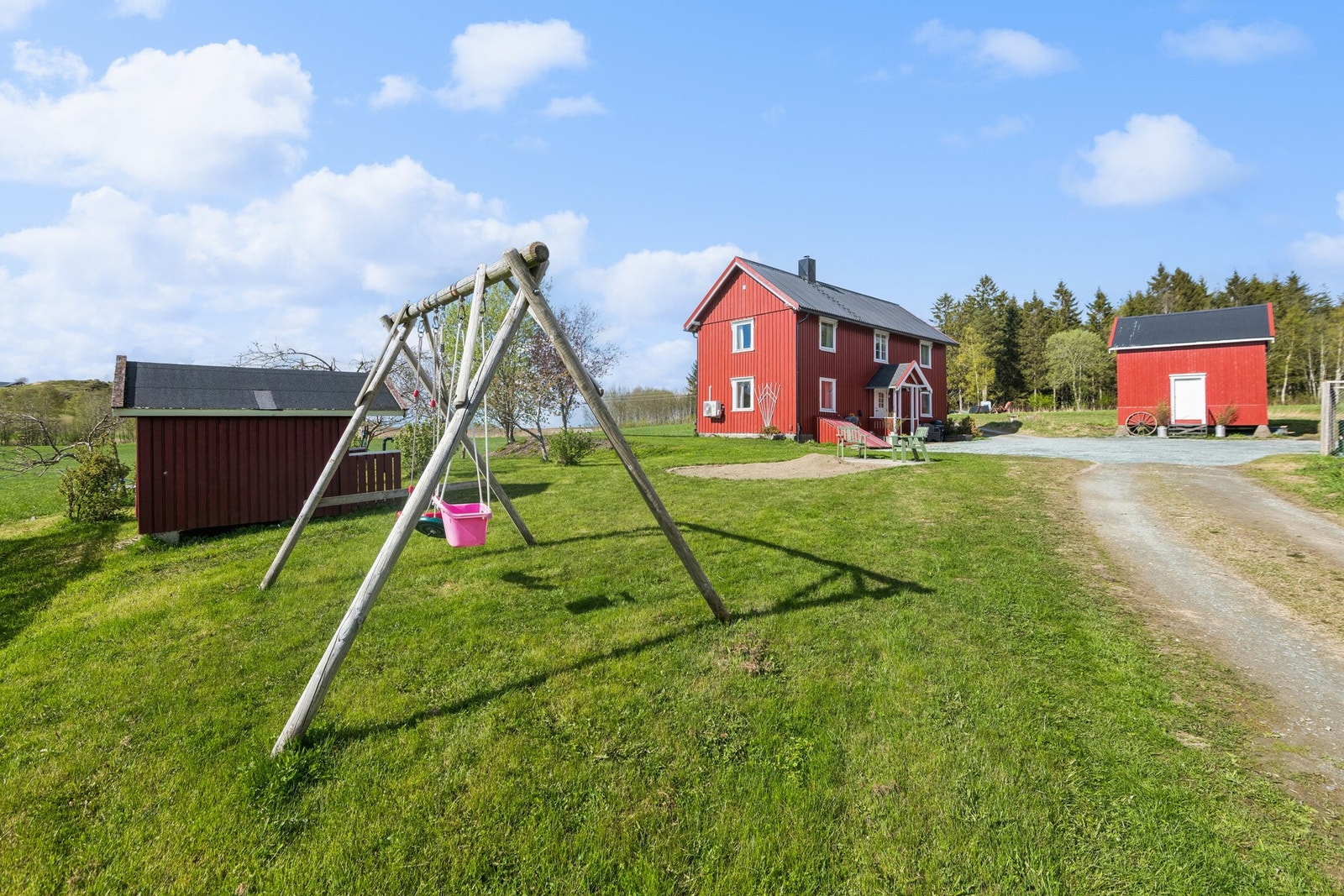 Slipp ungene ut i hagen mens du steller i stand middagsmåltidet. Galleribilde