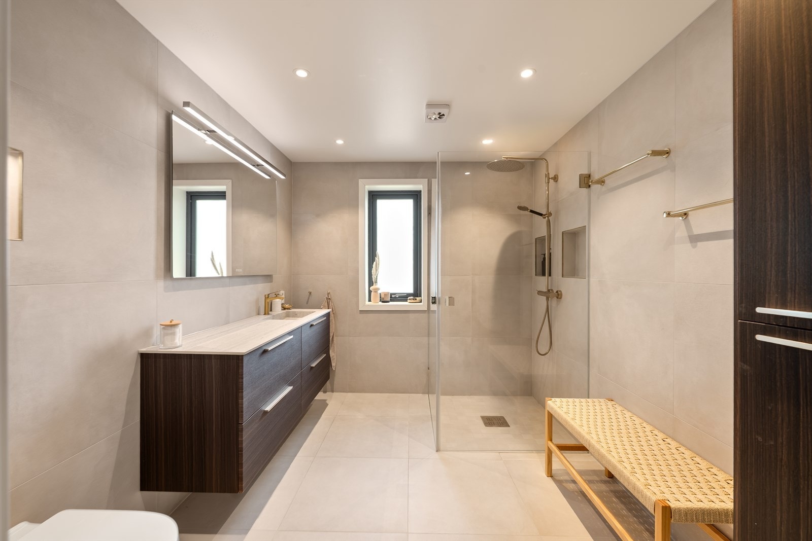Badet ble renovert i 2025 og fremstår svært lekkert! Galleribilde