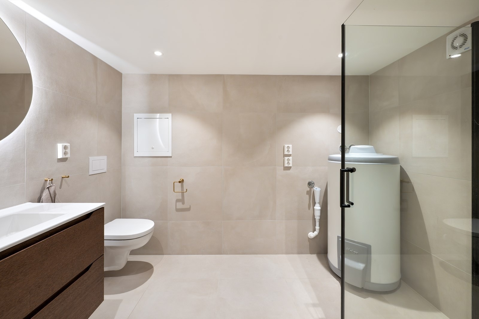 Badet er i likhet med resterende rom, lekkert innredet med høy standard Galleribilde