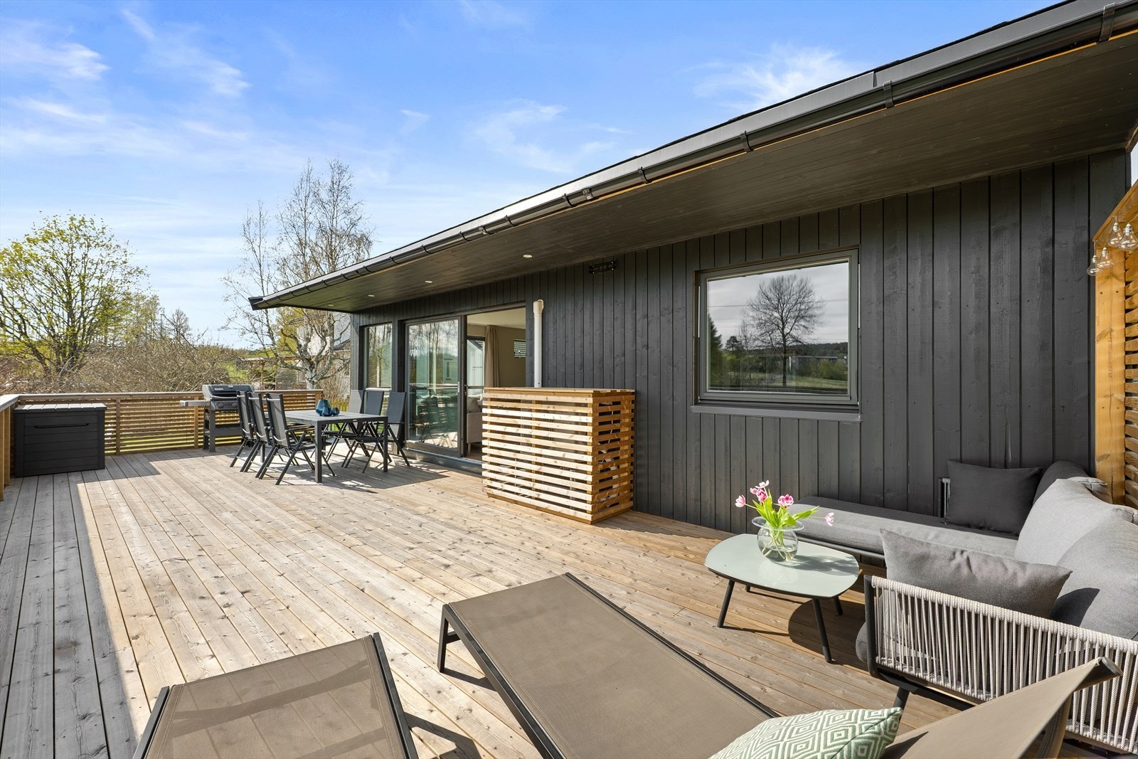 Utenfor stuen er det en solrik, sydvendt terrasse Galleribilde
