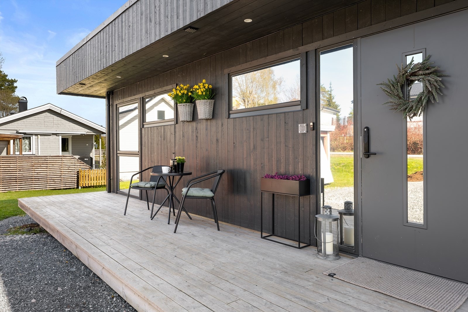 Det er også en hyggelig terrasse ved inngangsdøren, med belysning i taket. Legg også her merke til at det ikke er innsyn gjennom vinduene Galleribilde