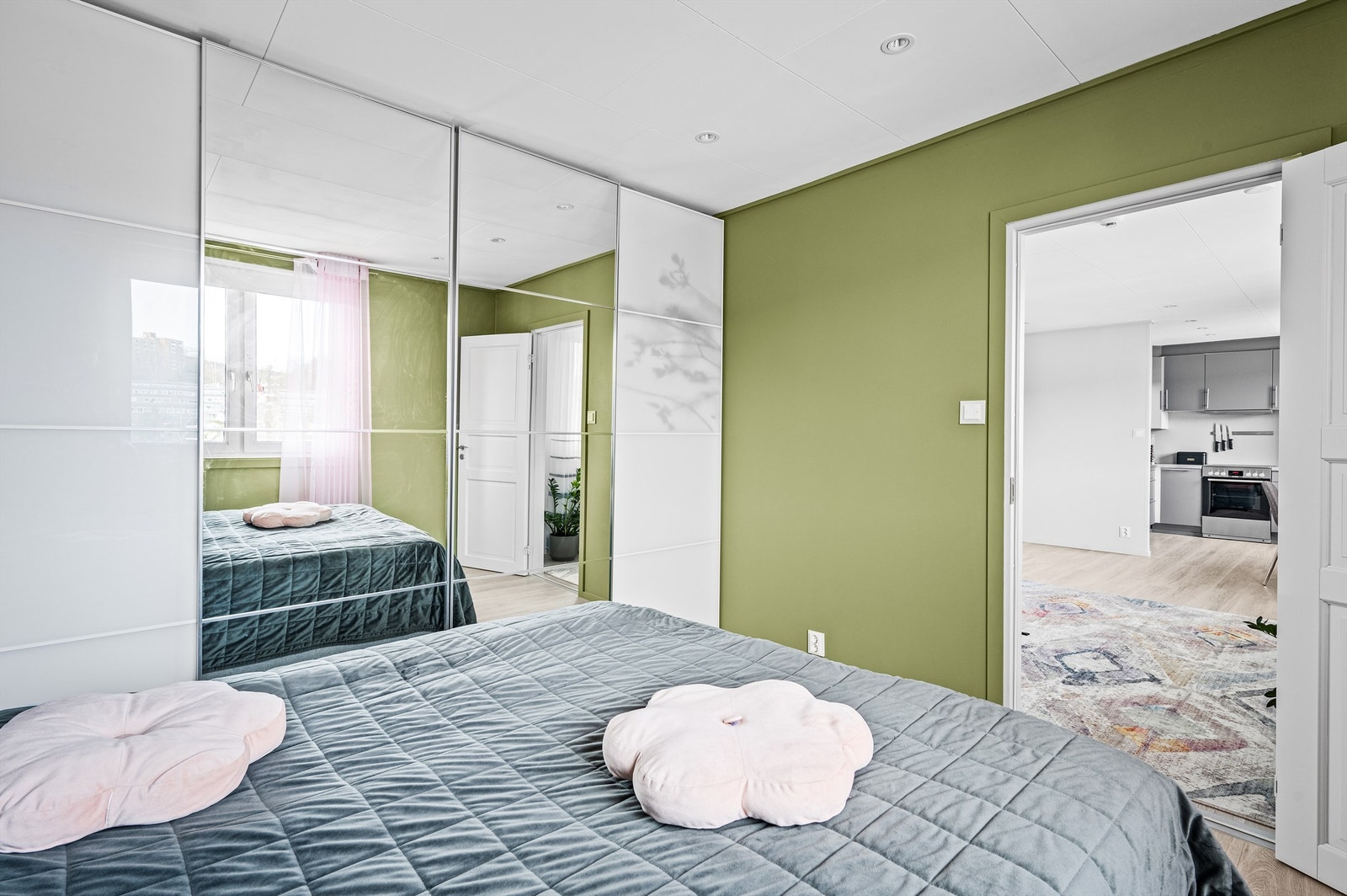 Det er gode oppbevaringsmuligheter i en stor og romslig skyvedørsgarderobe med speilfronter. Galleribilde