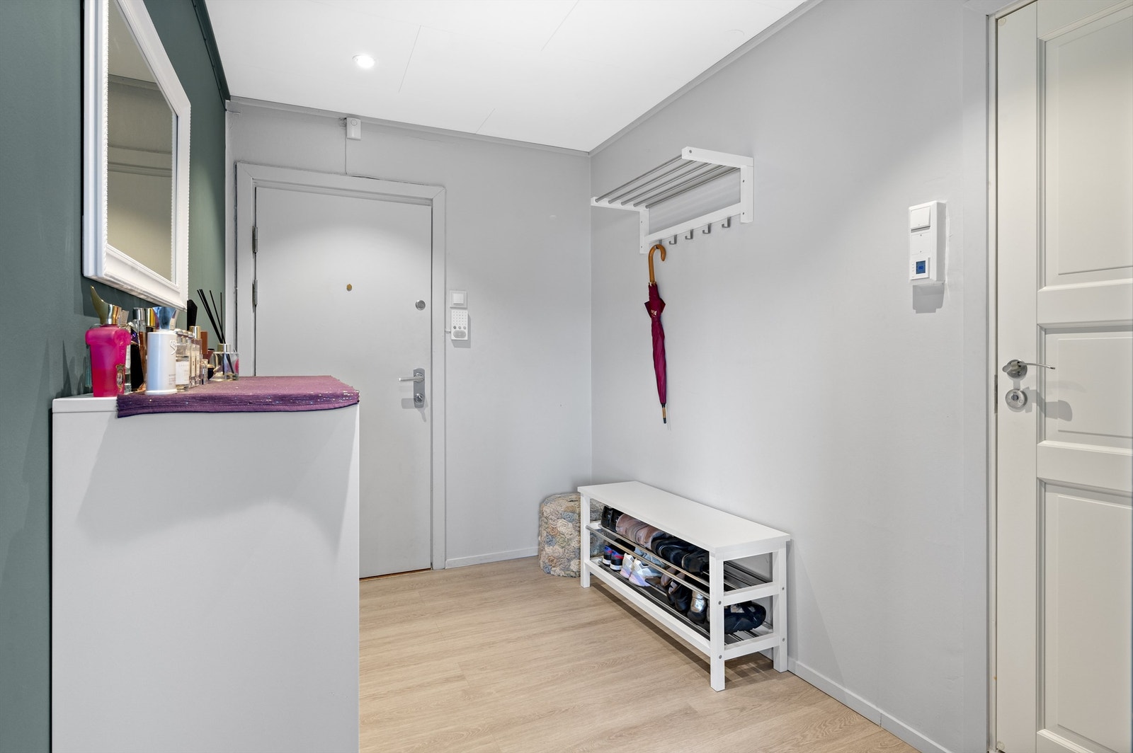 Velkommen inn! Leilighetens entré er lys og innbydende og gir et meget godt førsteinntrykk av boligen. Her er det rikelig med plass til å henge fra seg yttertøyet og sette fra seg sko. Galleribilde
