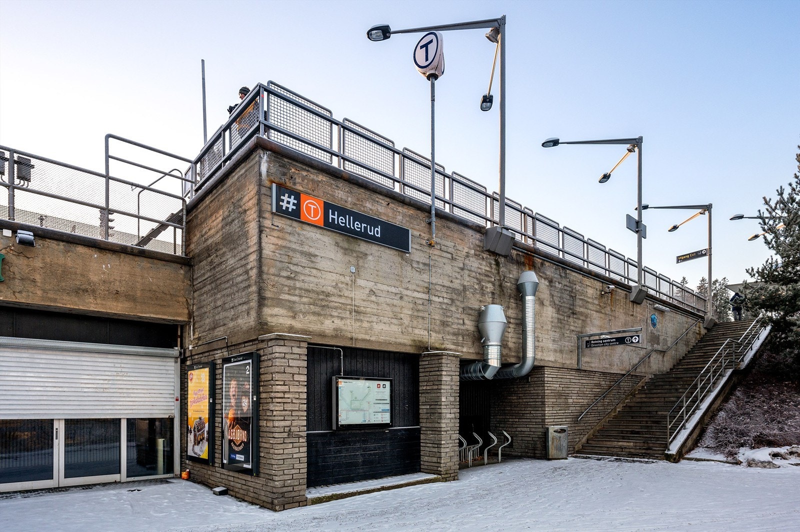God offentlig kommunikasjon, ca. 5 minutters gange fra leiligheten til T-bane og buss. Hellerud T-banestasjon (linje 2 og 3) har hyppige av avganger, ca. 12 minutter til Oslo sentrum. Galleribilde