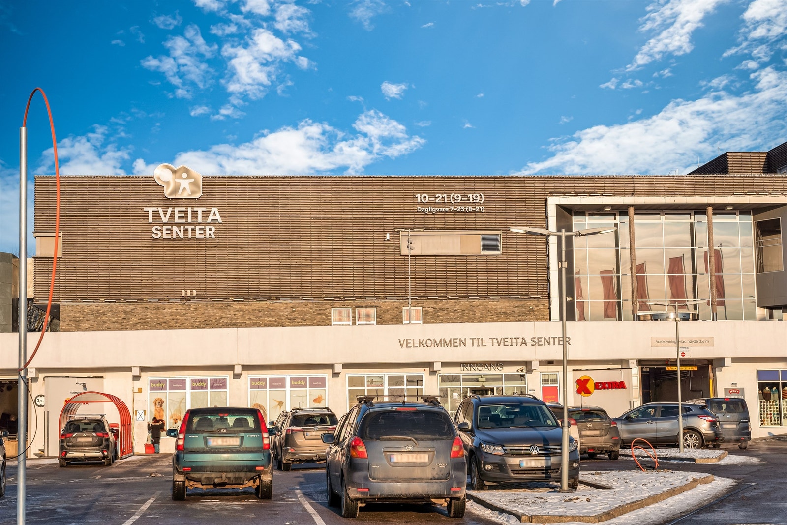 Gangavstand til Tveita senter med ca. 70 forretninger. Daglighandel, frisør, servicetilbud, serveringssteder, vinmonopol, apotek o.l. Galleribilde