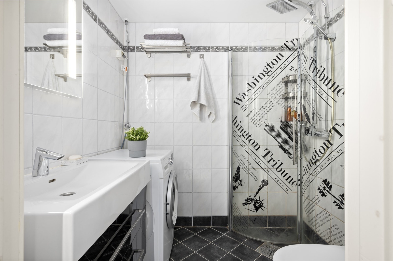 Badet er pent flislagt på vegger og gulv med varmekabler i gulvet. Badet har et praktisk dusjhjørne med innfellbare dører og vegghengt toalett. Vaskemaskin medfølger. Galleribilde