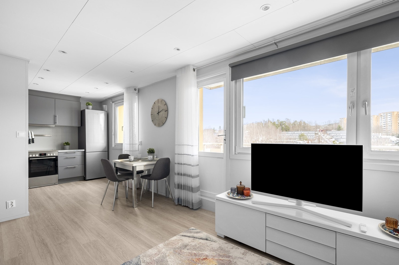 Store vindusflater slipper inn rikelig med lys og skaper en lys og luftig atmosfære i stuen. Galleribilde