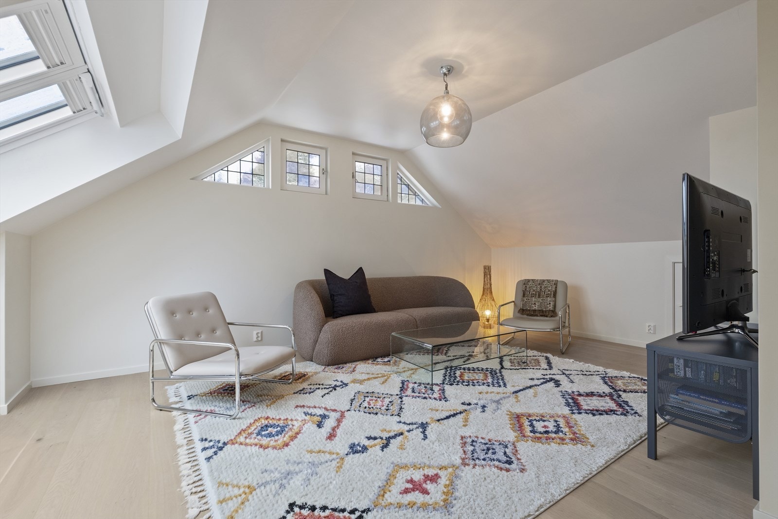Hyggelig loftsstue, perfekt som ekstra stue for barna, gjesterom eller avdeling for tenåringen. Galleribilde