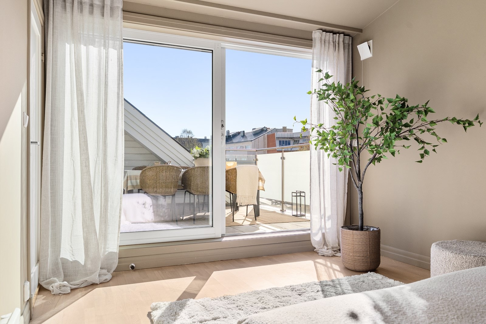 Et flott hovedsoverom med utgang til en av boligens to takterrasser. Galleribilde