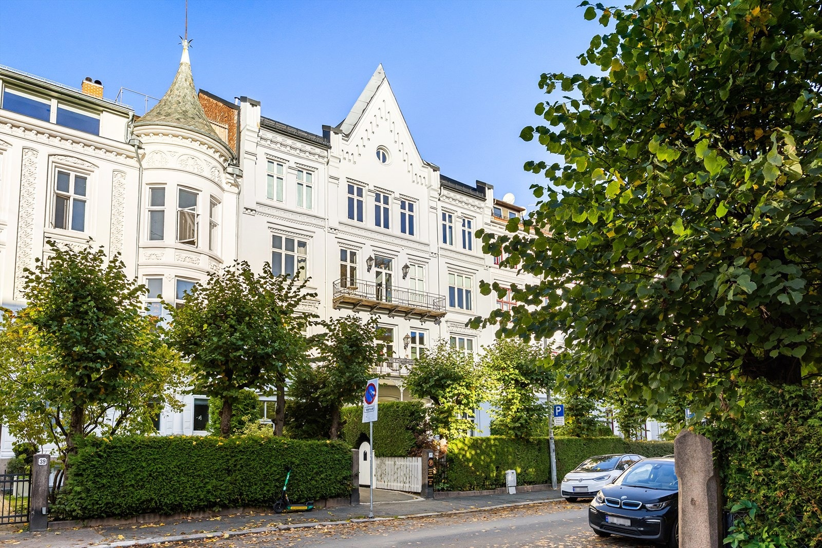 En klassisk bygård i fasjonabelt boligstrøk i Oscars gate, bak slottet. Galleribilde
