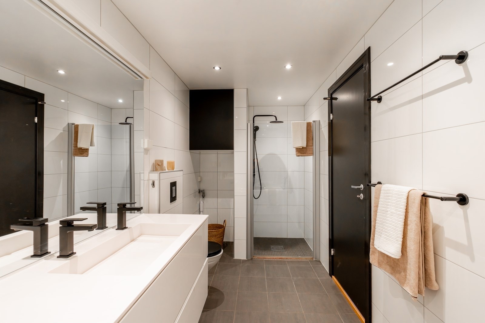 Badet er utstyrt med mekanisk avtrekk, bereder og opplegg for vaskemaskin. Galleribilde