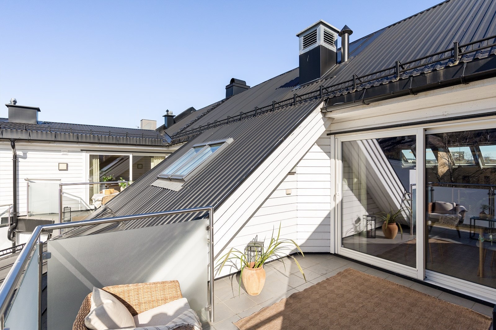 Terrassen er på ca. 10 kvm med god plass til utemøbler. Et flott sted å nyte fine dager sammen med venner og familie i rolige omgivelser. Galleribilde