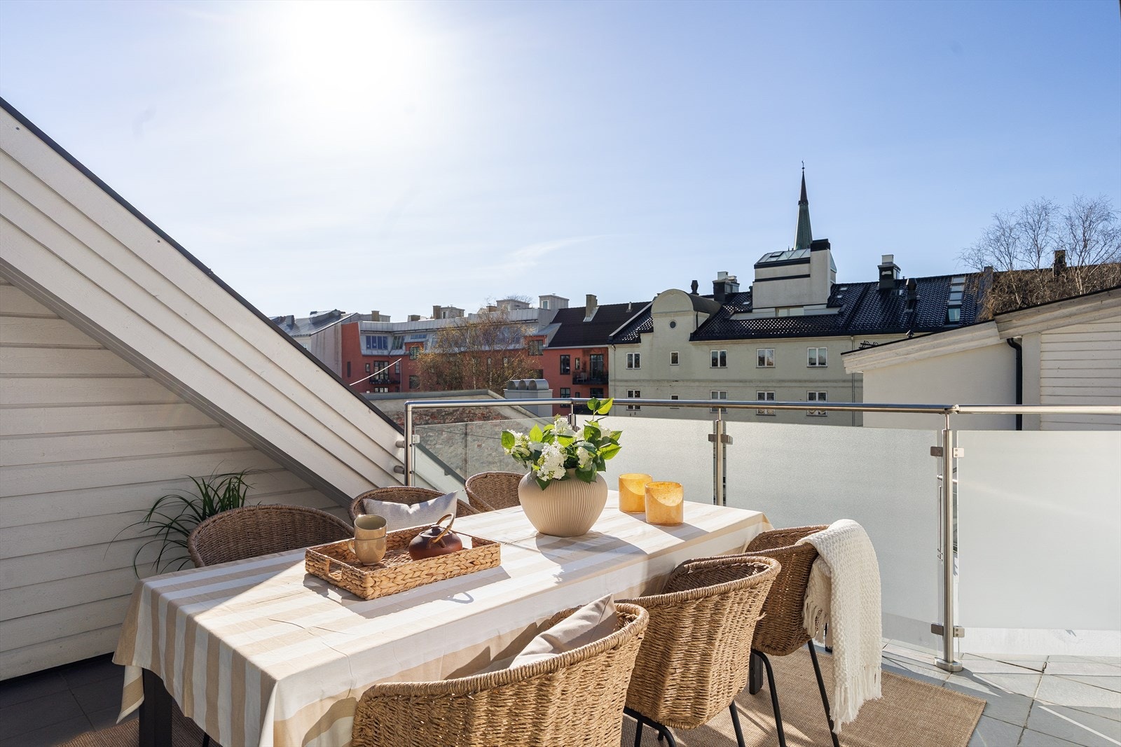 En innbydende leilighet beliggende i et etterspurt område på Uranienborg, med to flotte takterrasser på tilsammen ca. 24 kvm mot nordvest. Galleribilde