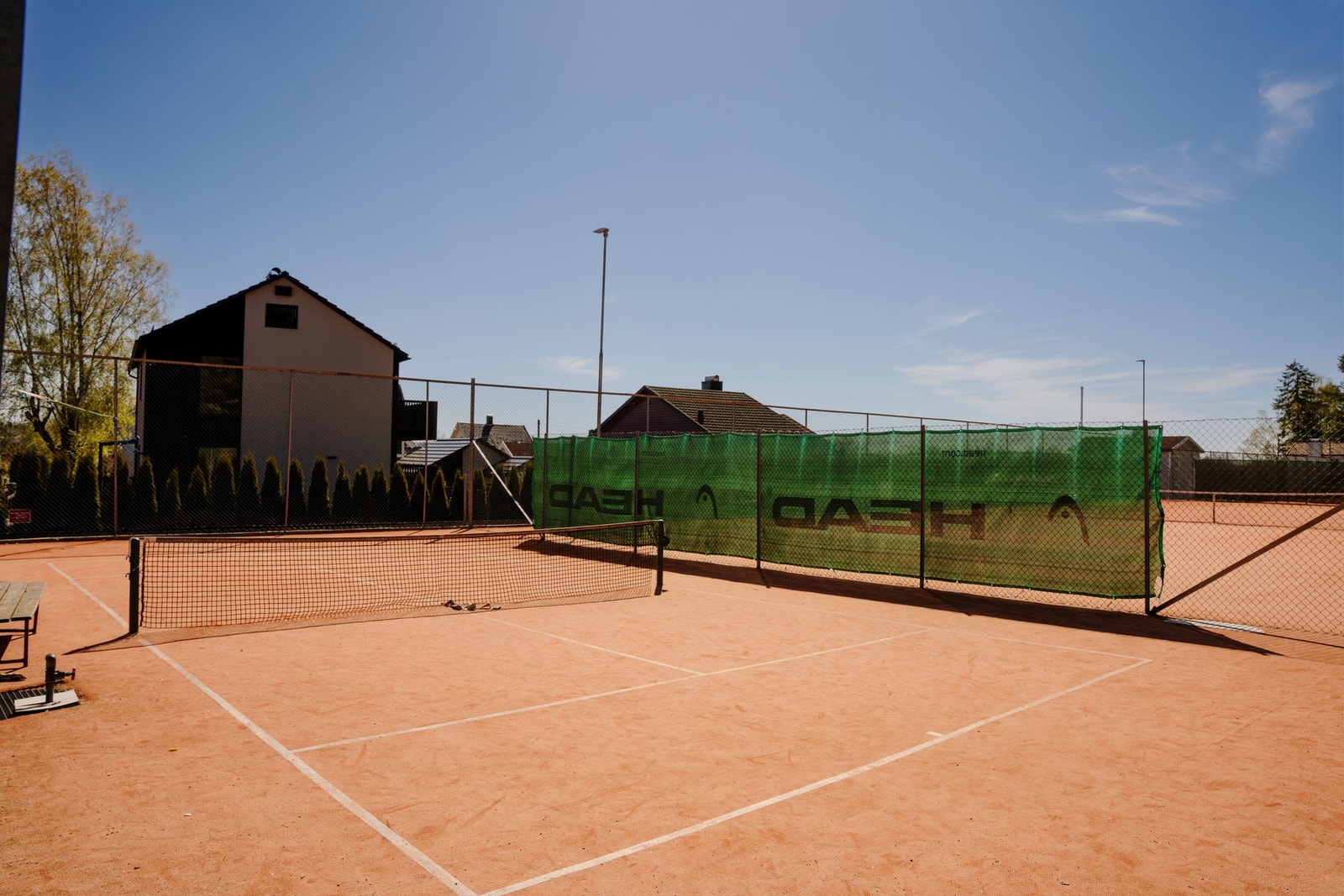 Tennisbanen ligger få hundre meter i retning Kulåsparken. Galleribilde