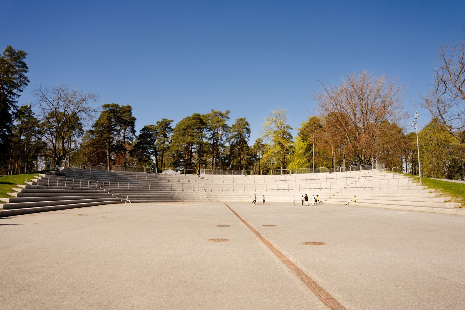 Amfiet i Kulåsparken hvor 17. mai toget møtes & det holder konserter i liten og stor skala Galleribilde