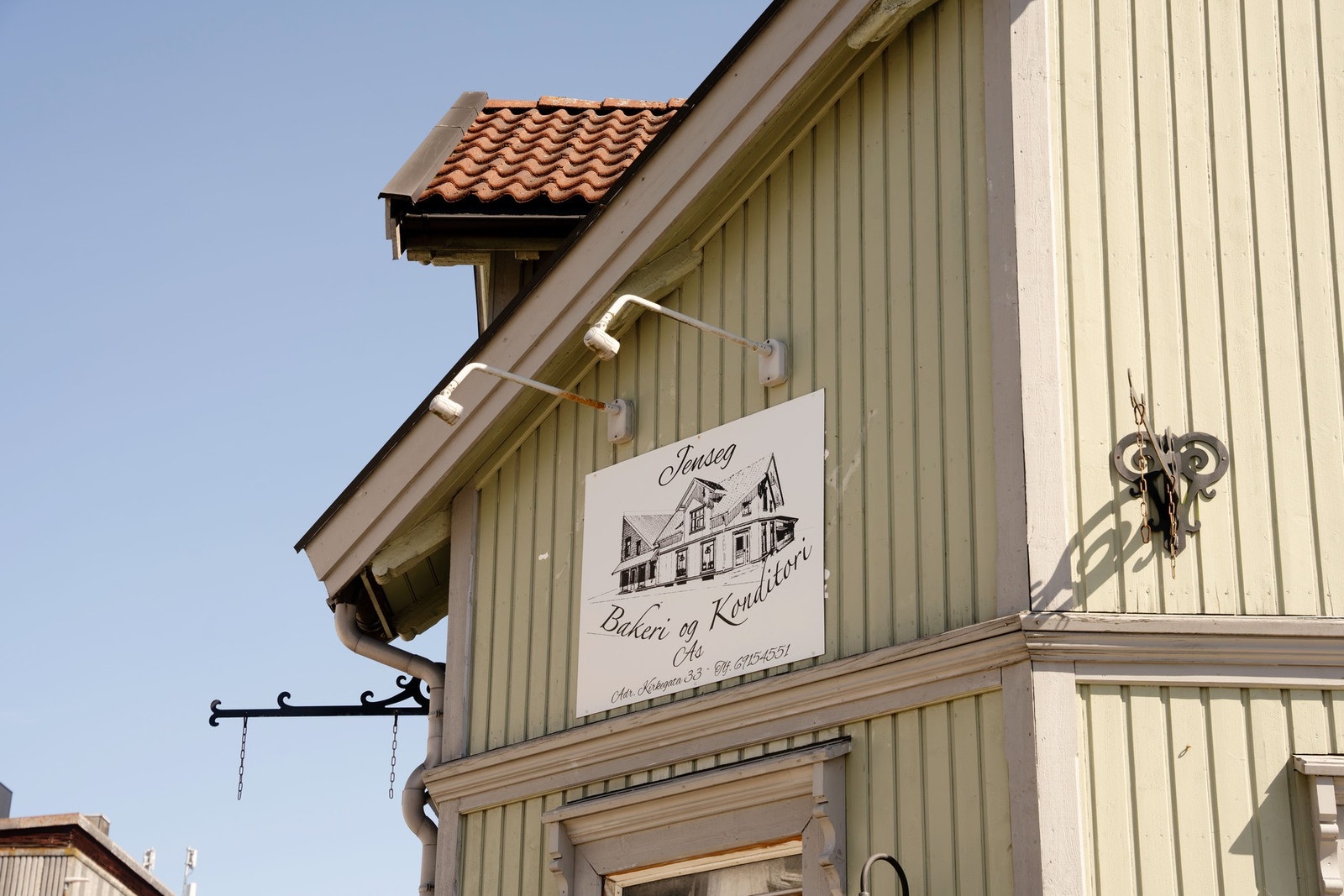Jenseg Bakeri og Konditori ligger på hjørnet ved Sverres gate 16. Ferske bakervarer fra et ekte håndverksbakeri Galleribilde