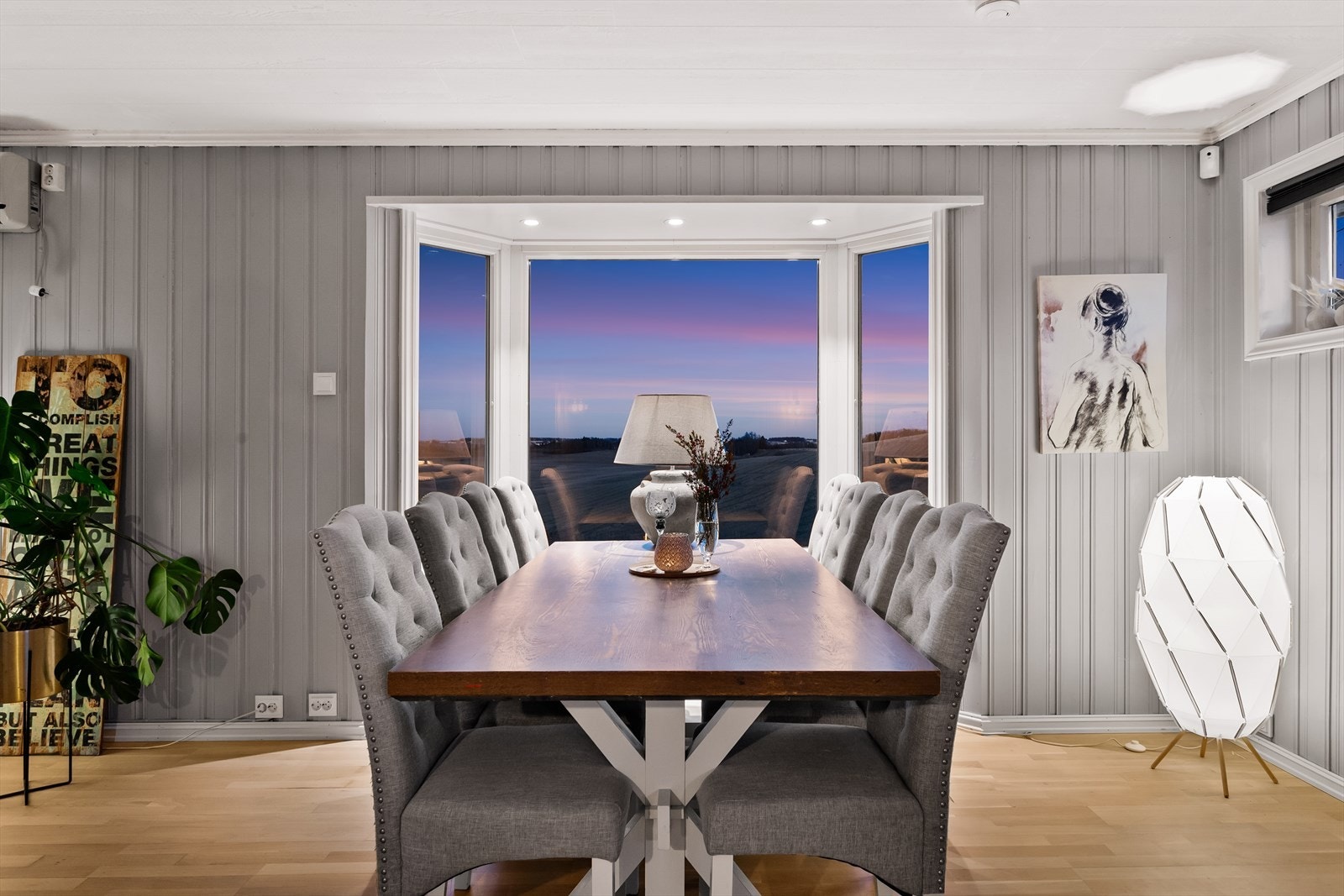 Her er det god plass til et stort spisebord for hyggelige sammenkomster. Galleribilde