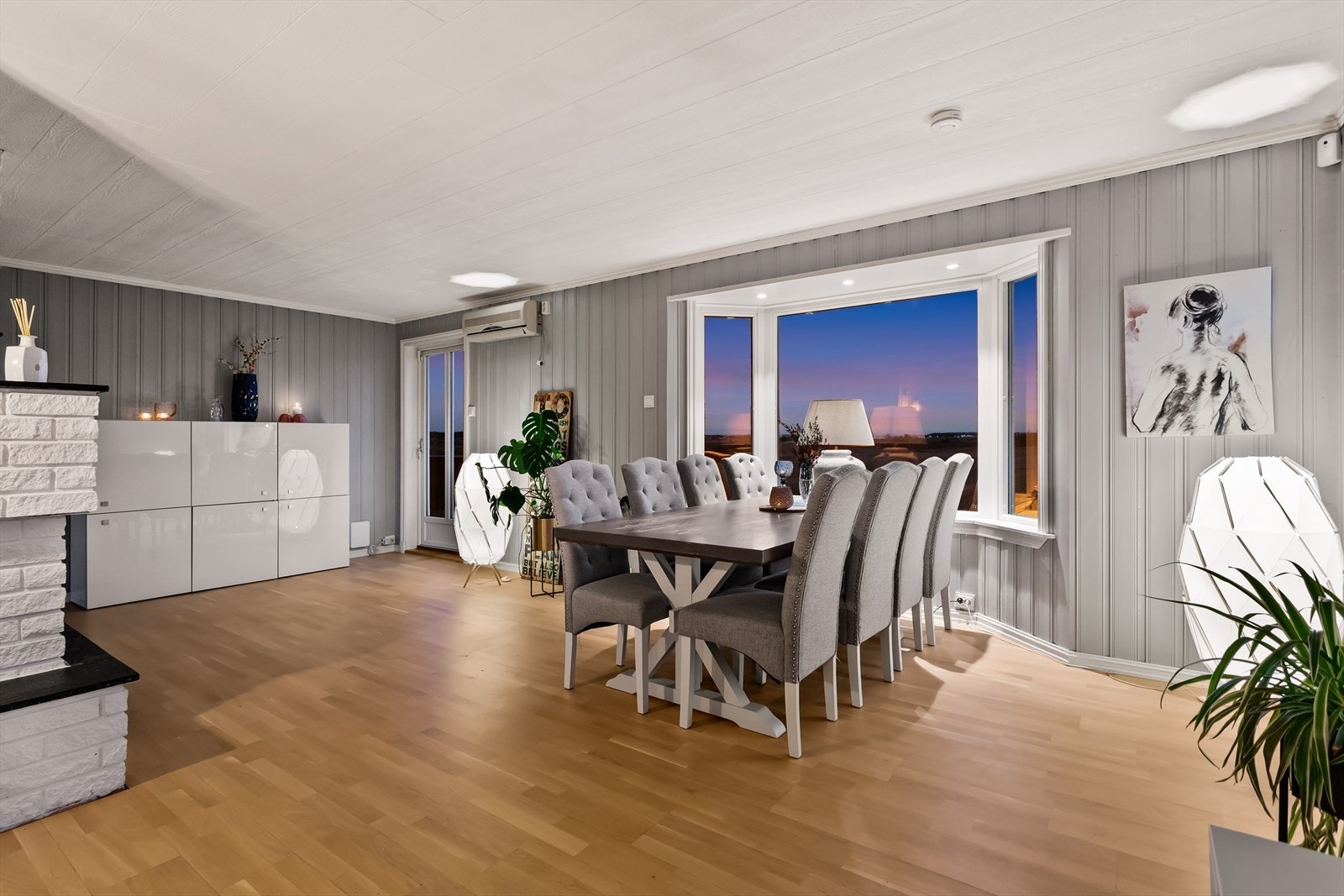 Stuen er lys og luftig, med en fleksibel planløsning som åpner for ulike møbleringsalternativer. Galleribilde