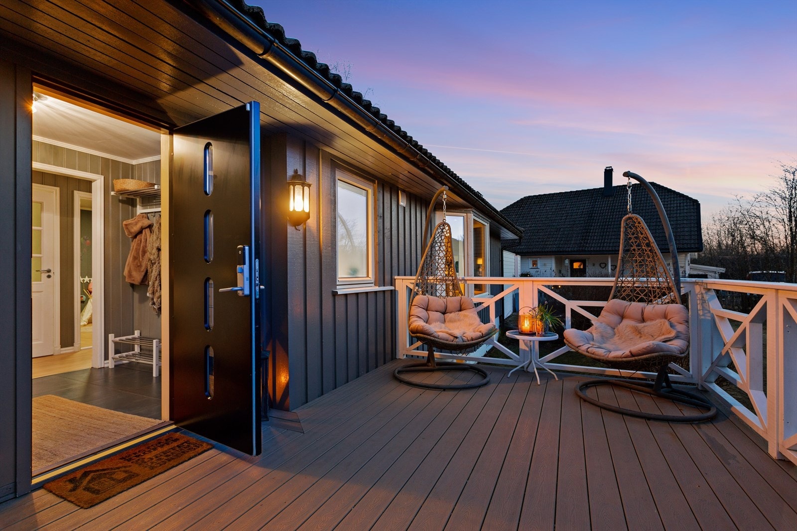 En hyggelig og skjermet uteplass, perfekt for morgenkaffen. Galleribilde