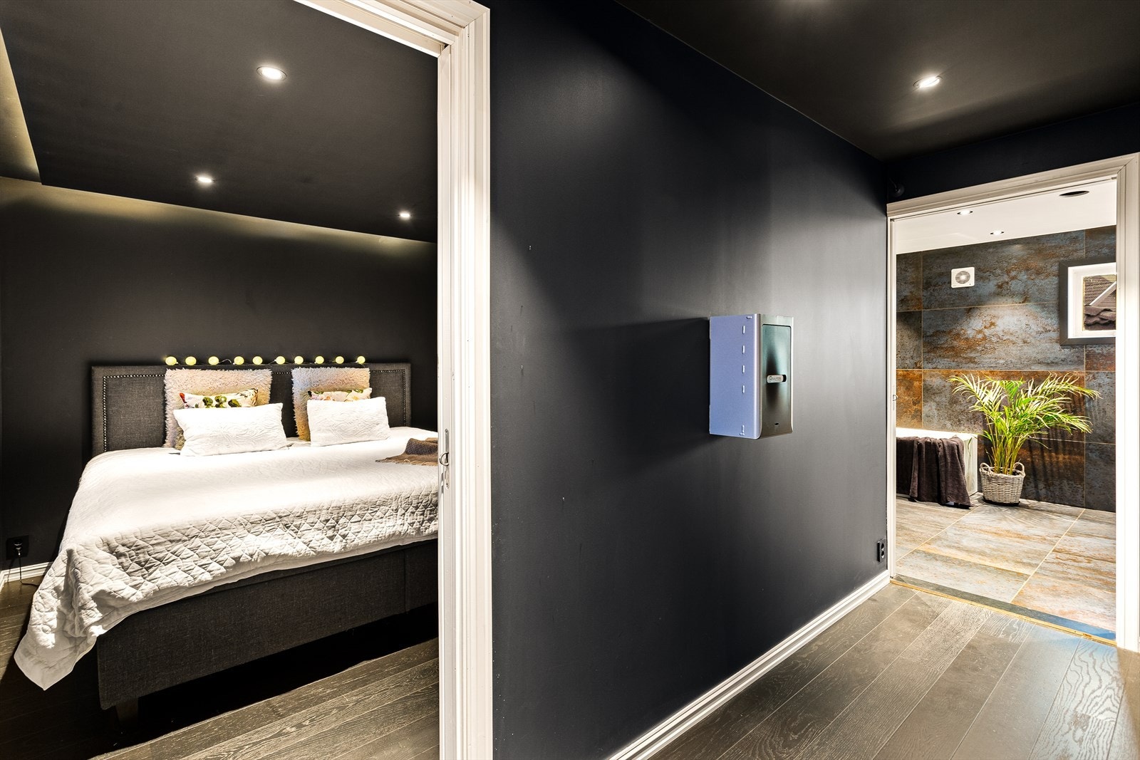 Inngang til badet via walk-in-closet. Galleribilde