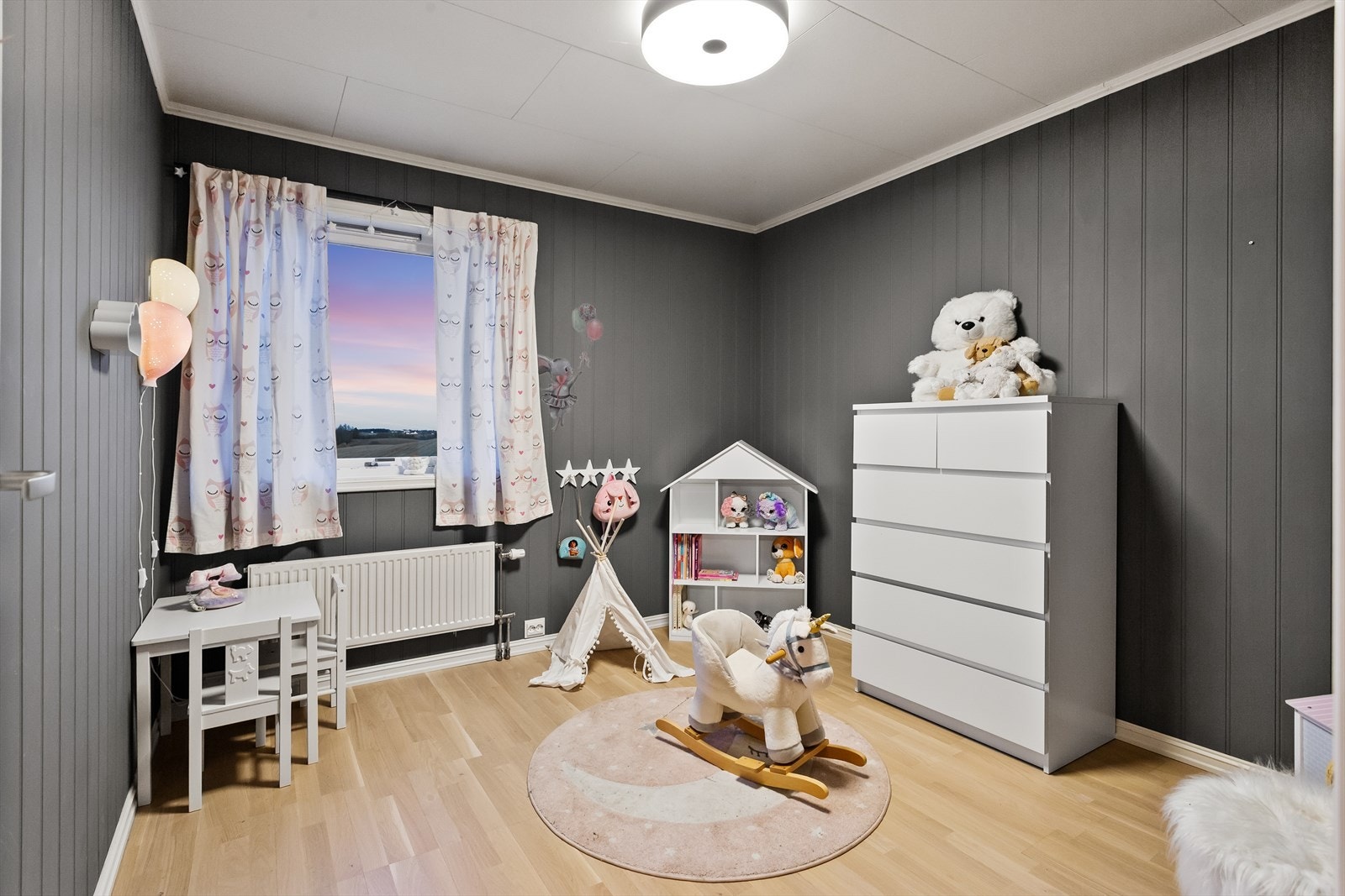 Det andre soverommet er ideelt som barnerom, gjesterom eller kontor. Galleribilde