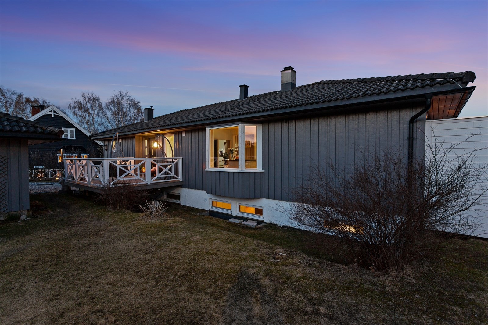 Boligen har stående bordkledning og tak tekket med betongtakstein. Galleribilde