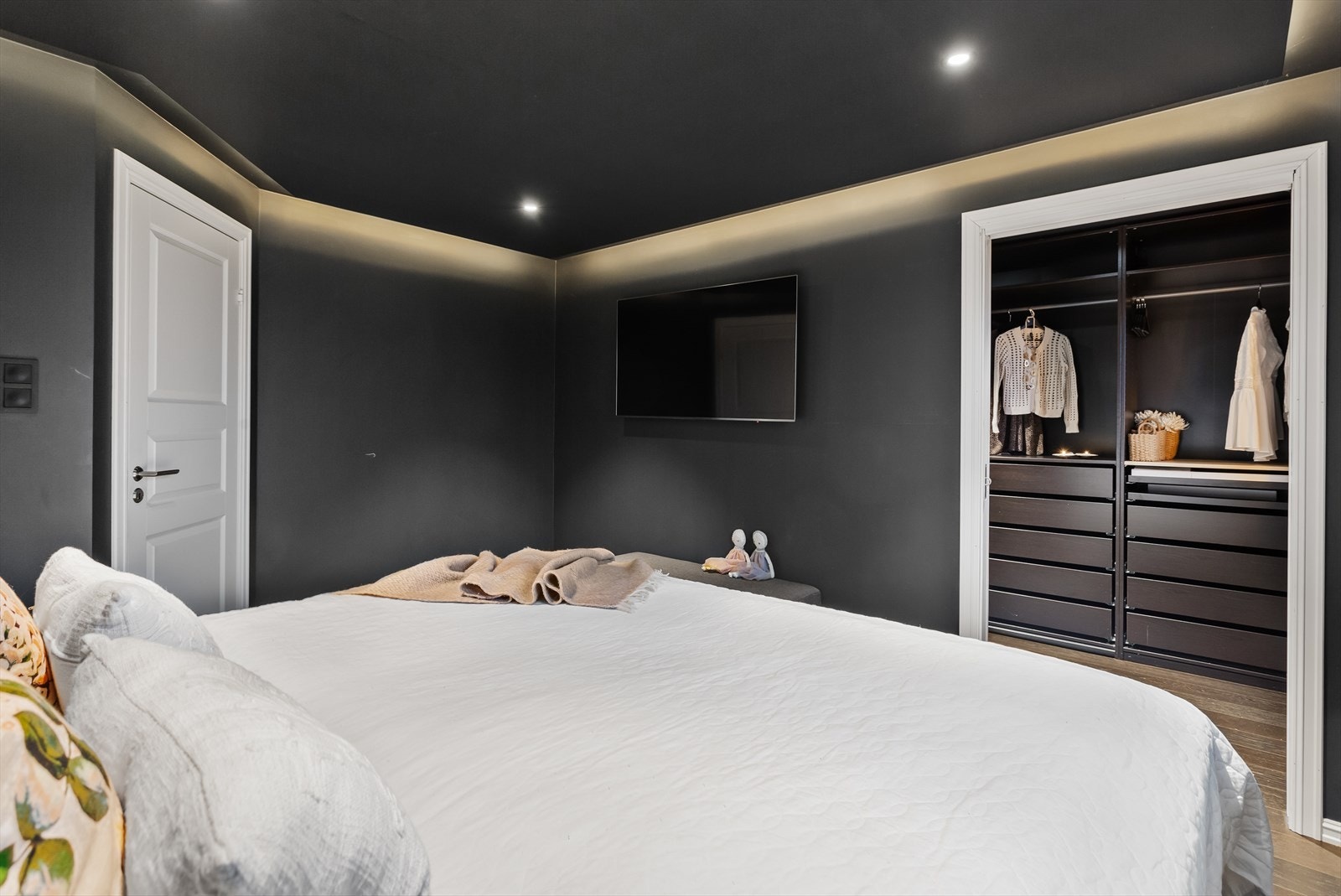 Hovedsoverommet ligger i tilknytning til walk-in-closet og bad. Galleribilde