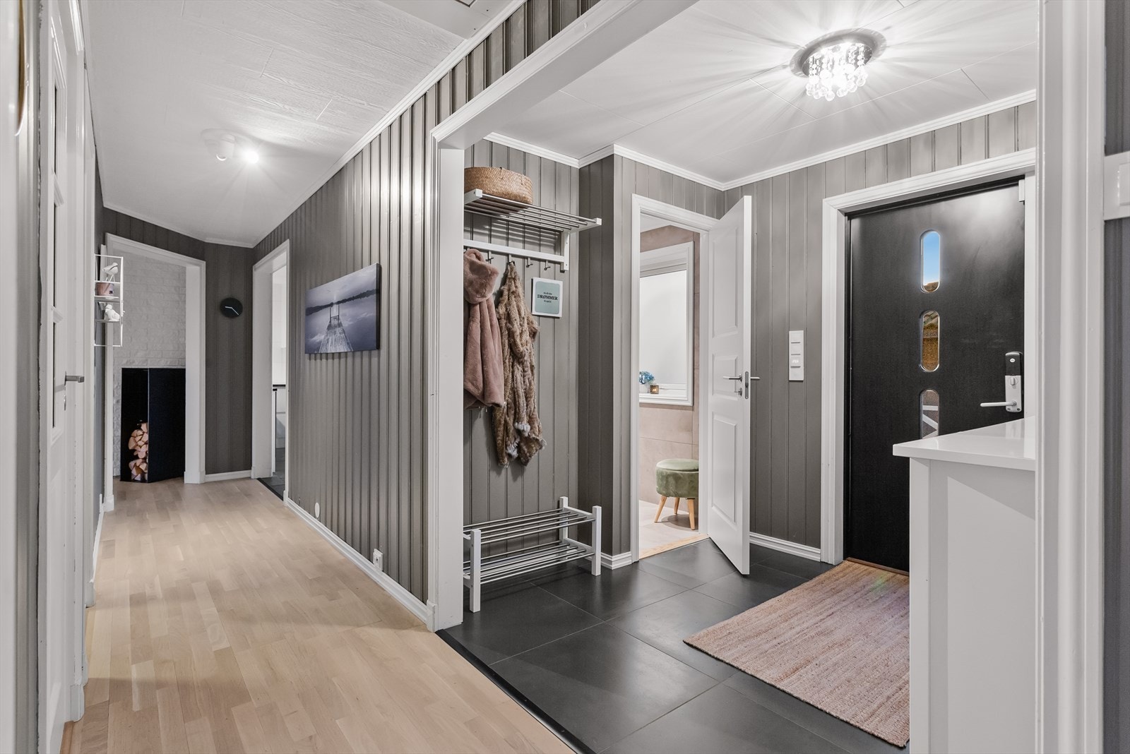 Entré med flislagt gulv fra 2020. Det er adkomst til det ene badet fra entreen. Galleribilde