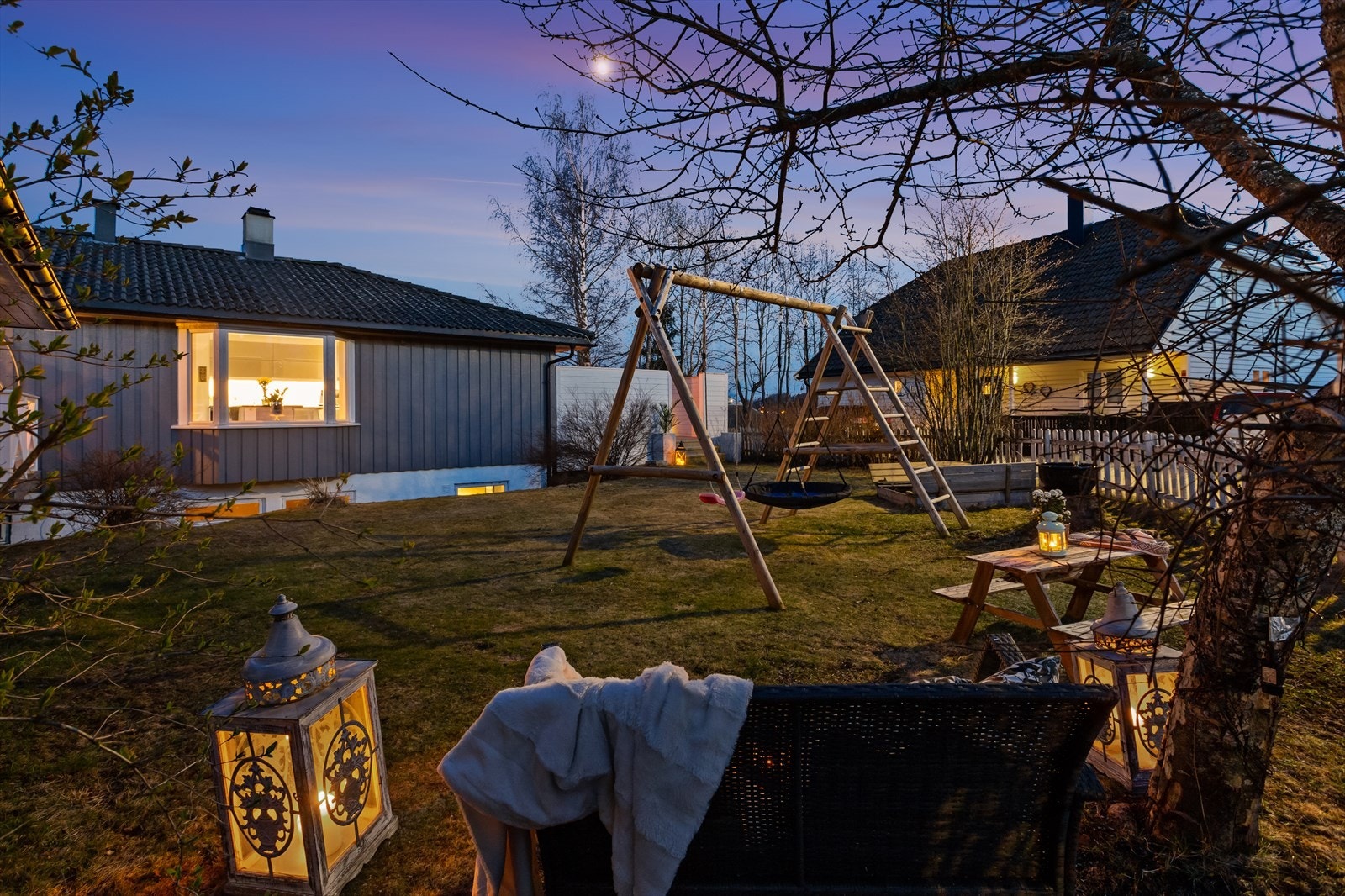 Hagen er opparbeidet med plen og gir god plass for lek og aktiviteter. Galleribilde
