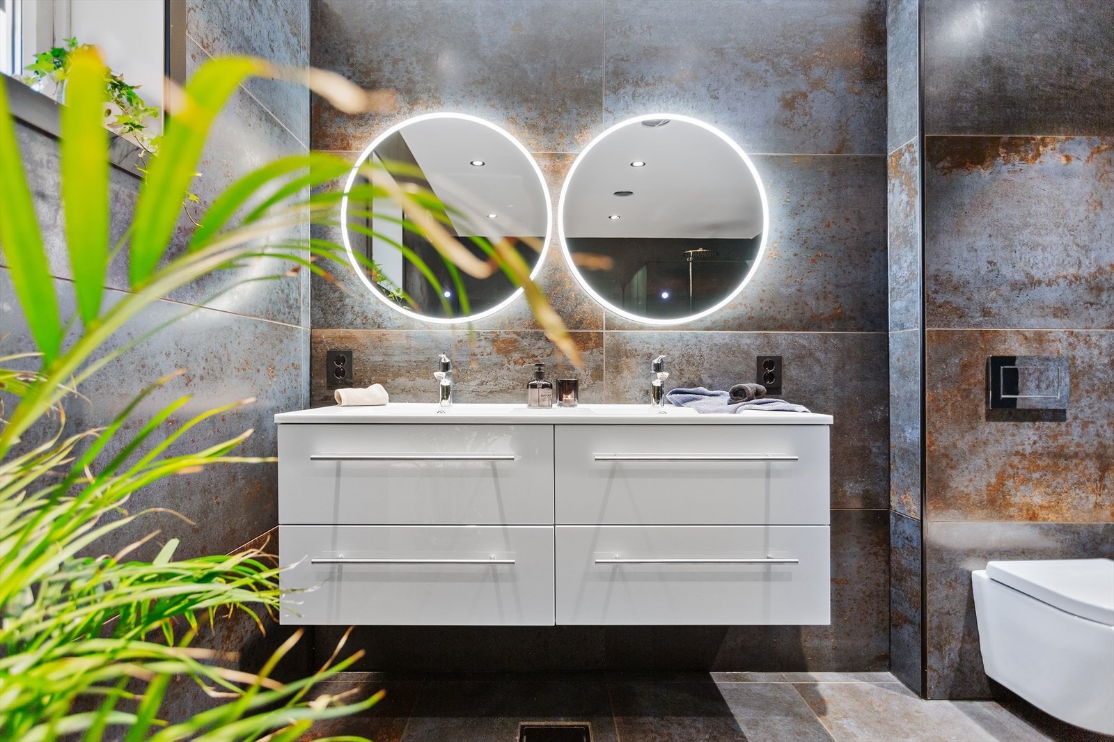 Hovedbadet, bygget i 2020, har en moderne innredning med dobbel servant. Galleribilde