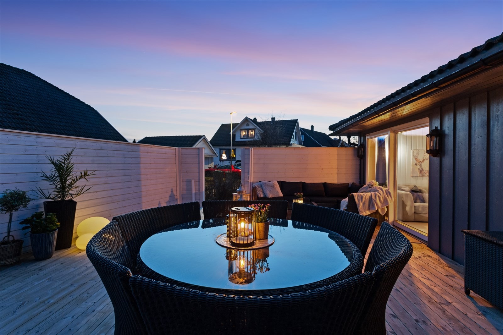 Uteplassen har god plass til både spisebord og en romslig loungegruppe. Galleribilde