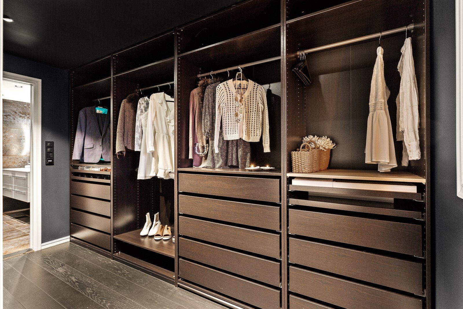Et lekkert walk-in-closet med rikelig av oppbevaringsplass. Galleribilde