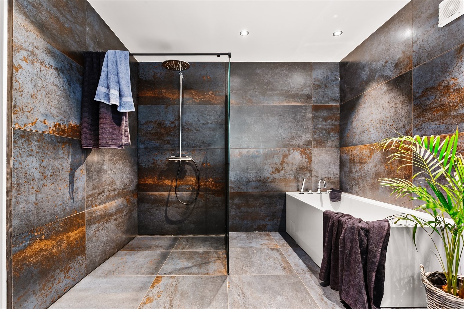 Badet er utstyrt med både badekar og et separat dusjhjørne med glassvegg. Galleribilde
