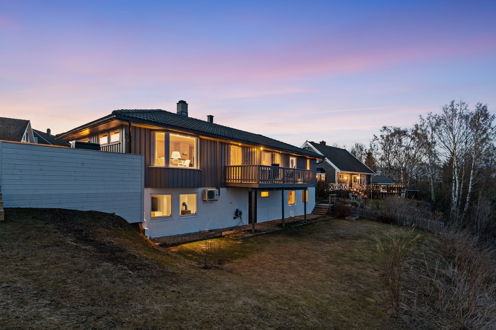 Eiendommen har terrasser og hage. Galleribilde