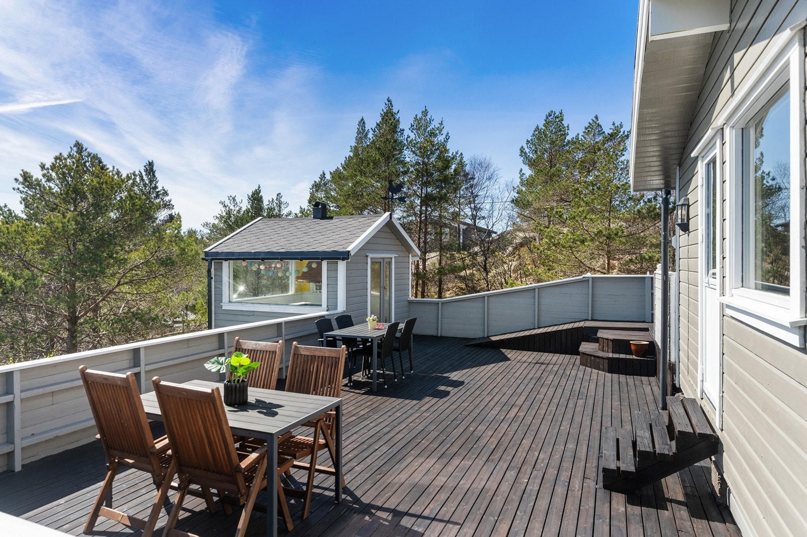 På terrassen er det en hyggelig utestue/grillbu Galleribilde