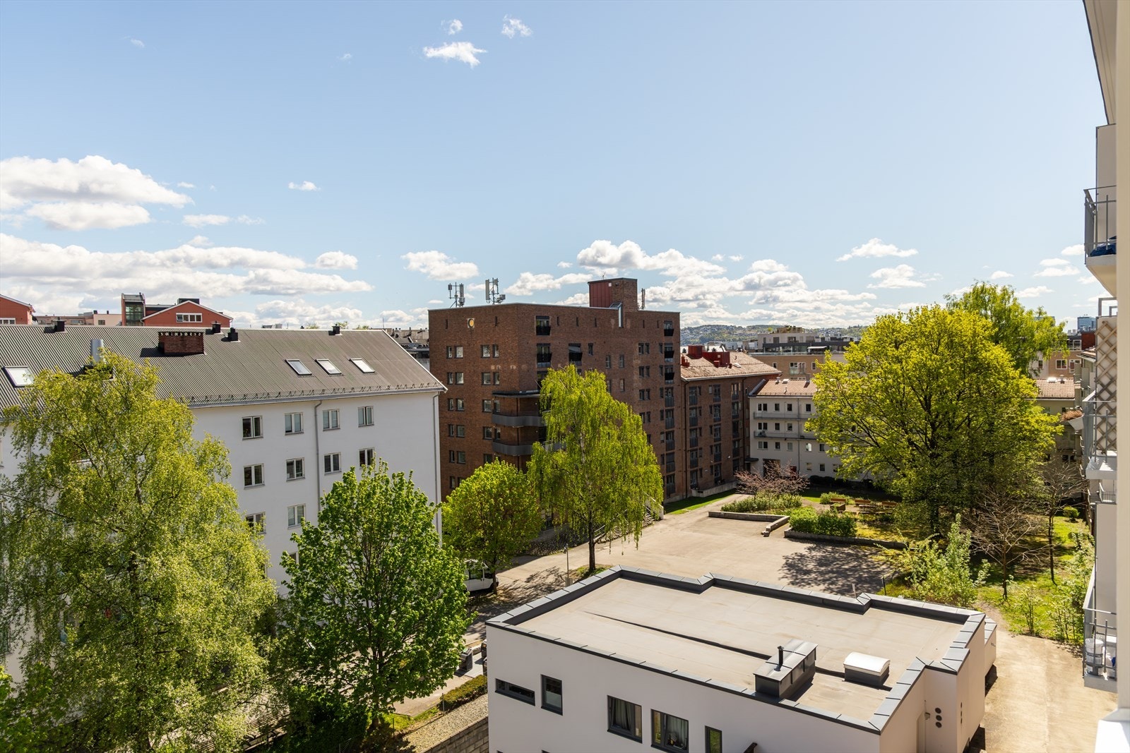 Her har man en koselig utsikt over nærområdet og videre til de grønne åsene rundt. Galleribilde