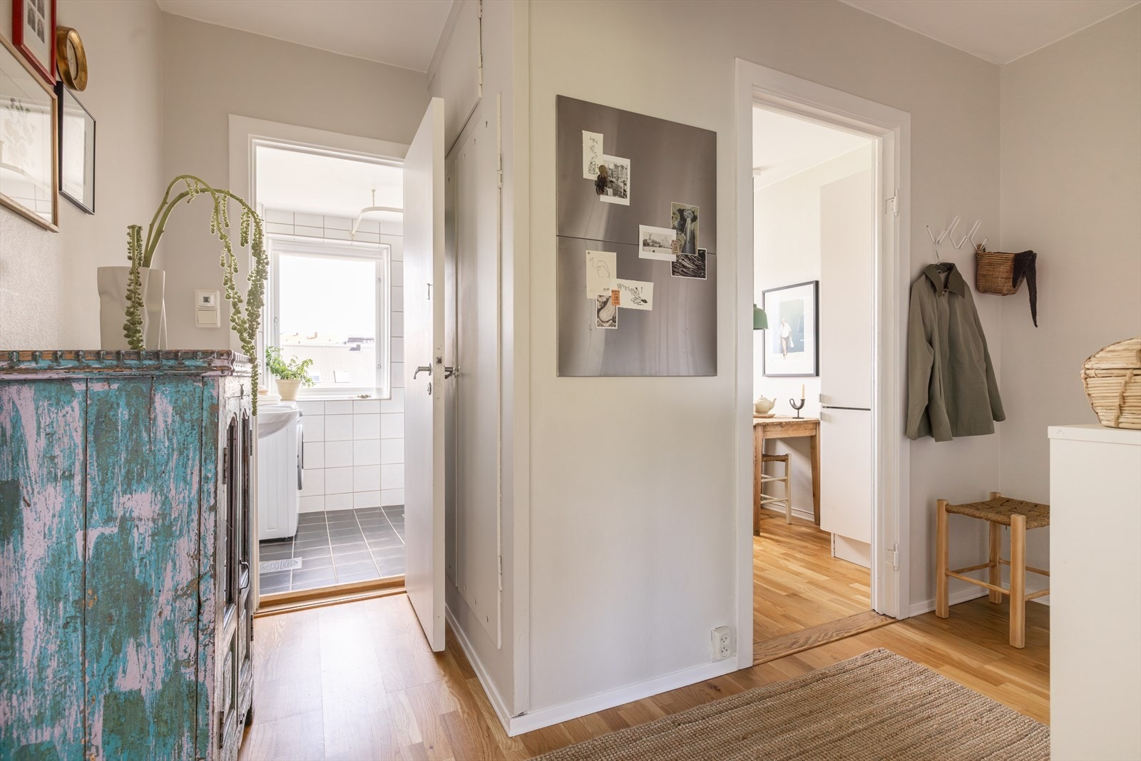 Leiligheten har en praktisk gang med plass til klesoppheng, innebygget skapløsning som rommer mye i tillegg til at det er plass til kommoder og andre oppbevaringsløsninger. Galleribilde