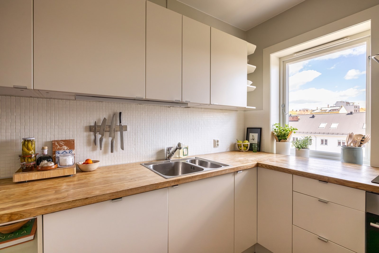 Integrerte hvitevarer inkluderer oppvaskmaskin (ny 2024), stekeovn og platetopp, samt mekanisk avtrekk fra ventilator med kullfilter. Galleribilde