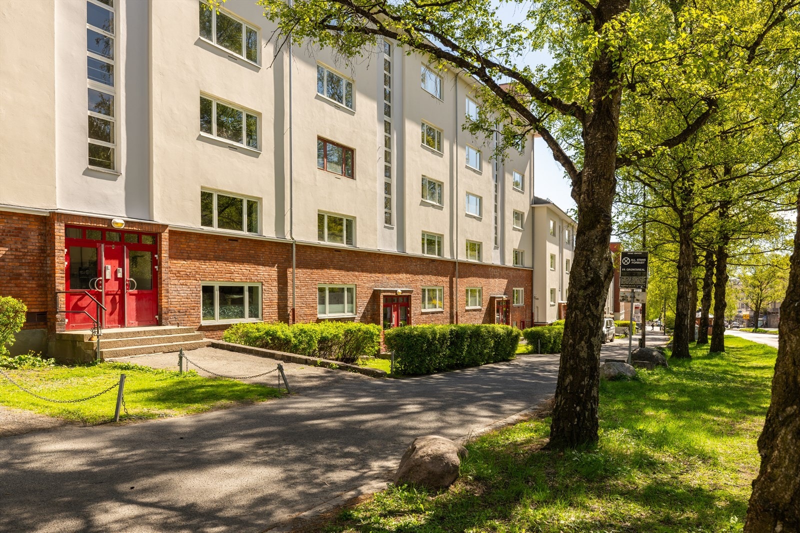 Hyggelig adkomst via grønne omgivelser. Galleribilde