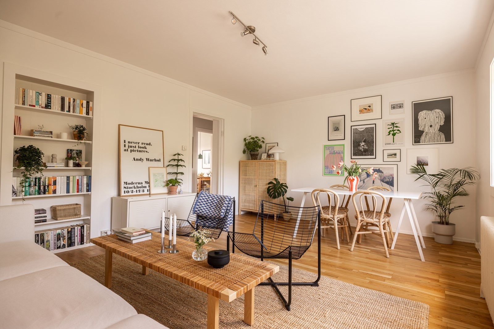 Stuen har også en flott innfelt bokhylle, samt god plass til spisebord for hyggelige sammenkomster. Se vedlagte alternative planløsning for etablering av kjøkken i stuen og muligheter for en 3-roms leilighet med 2 soverom mot bakgård. Galleribilde