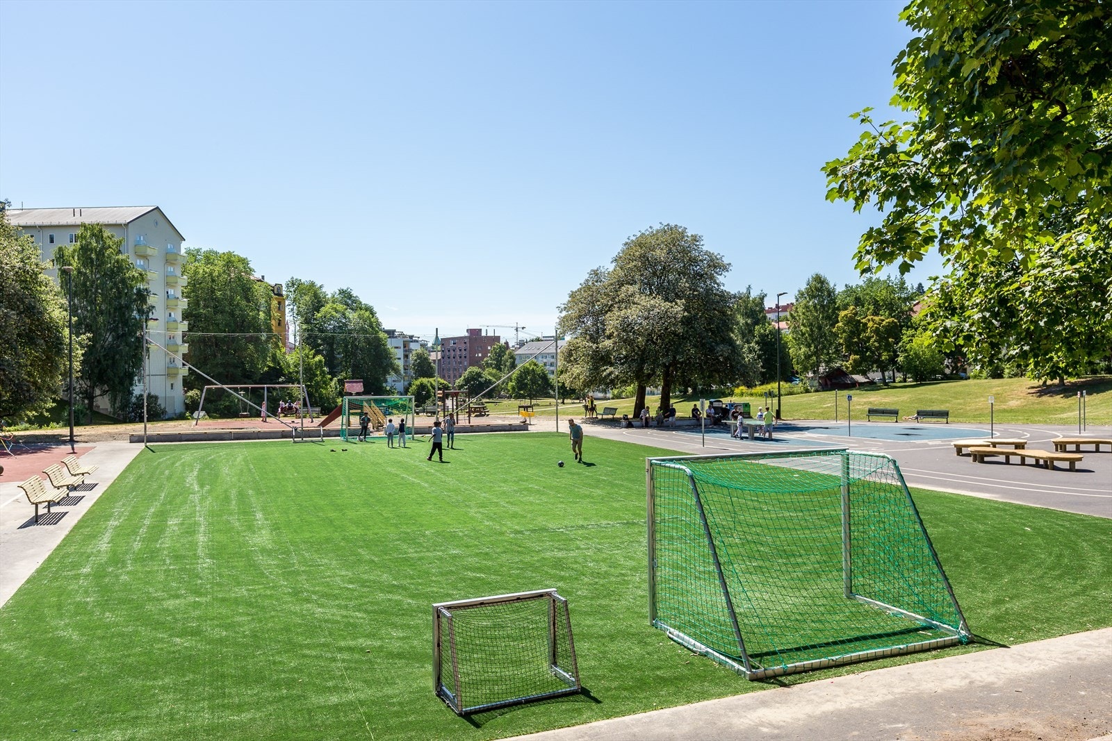 Fotballbane, lekeplass og aktivitetsområde øverst i Iladalen park Galleribilde
