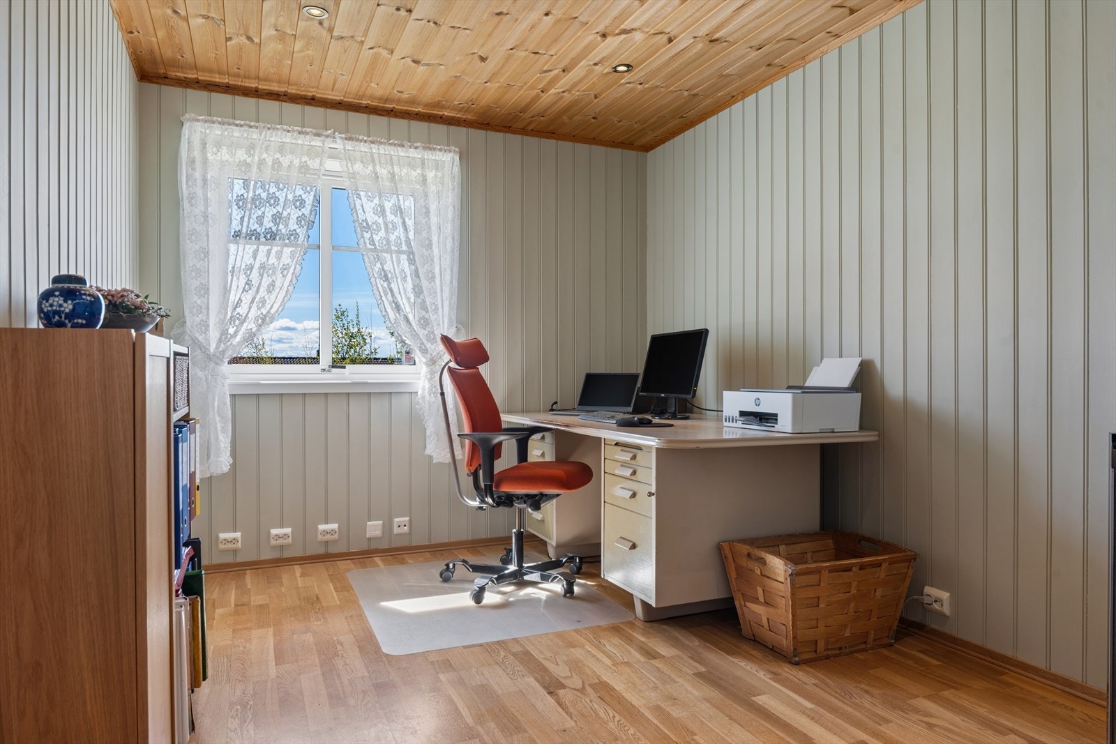 Det tredje soverommet er i dag innredet som kontor, og egner seg godt til dette formålet. Galleribilde