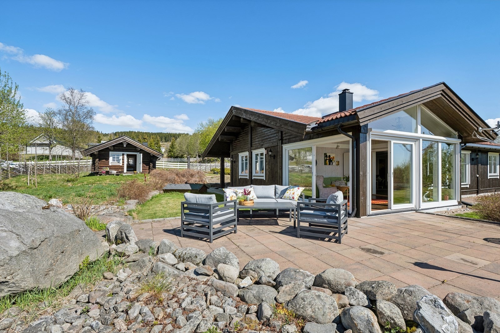 Utenfor vinterhagen er det en steinbelagt uteplass med god plass til sittegruppe. Galleribilde
