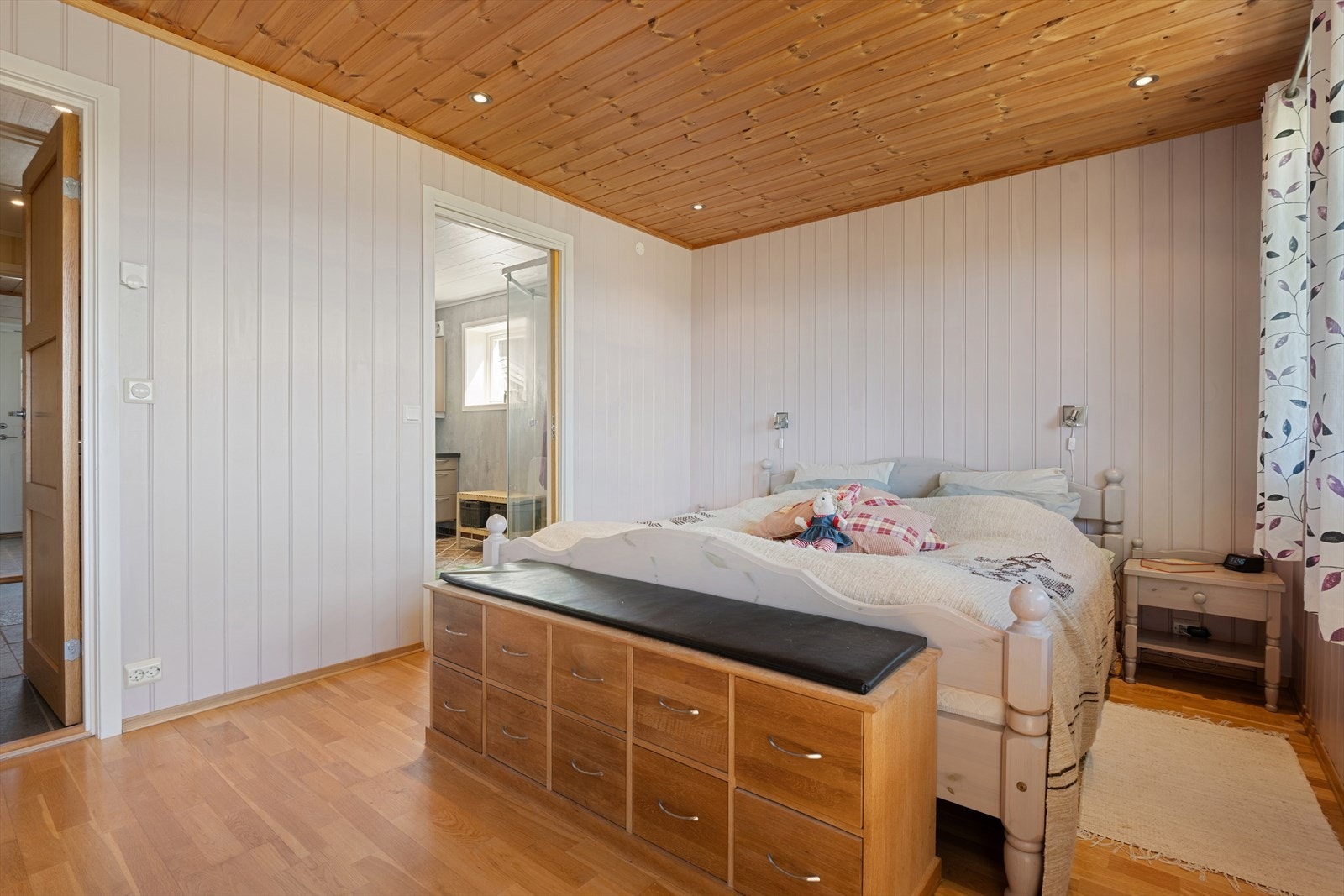 Rommet har parkett på gulv, panel på vegger og vannbåren gulvvarme. Galleribilde