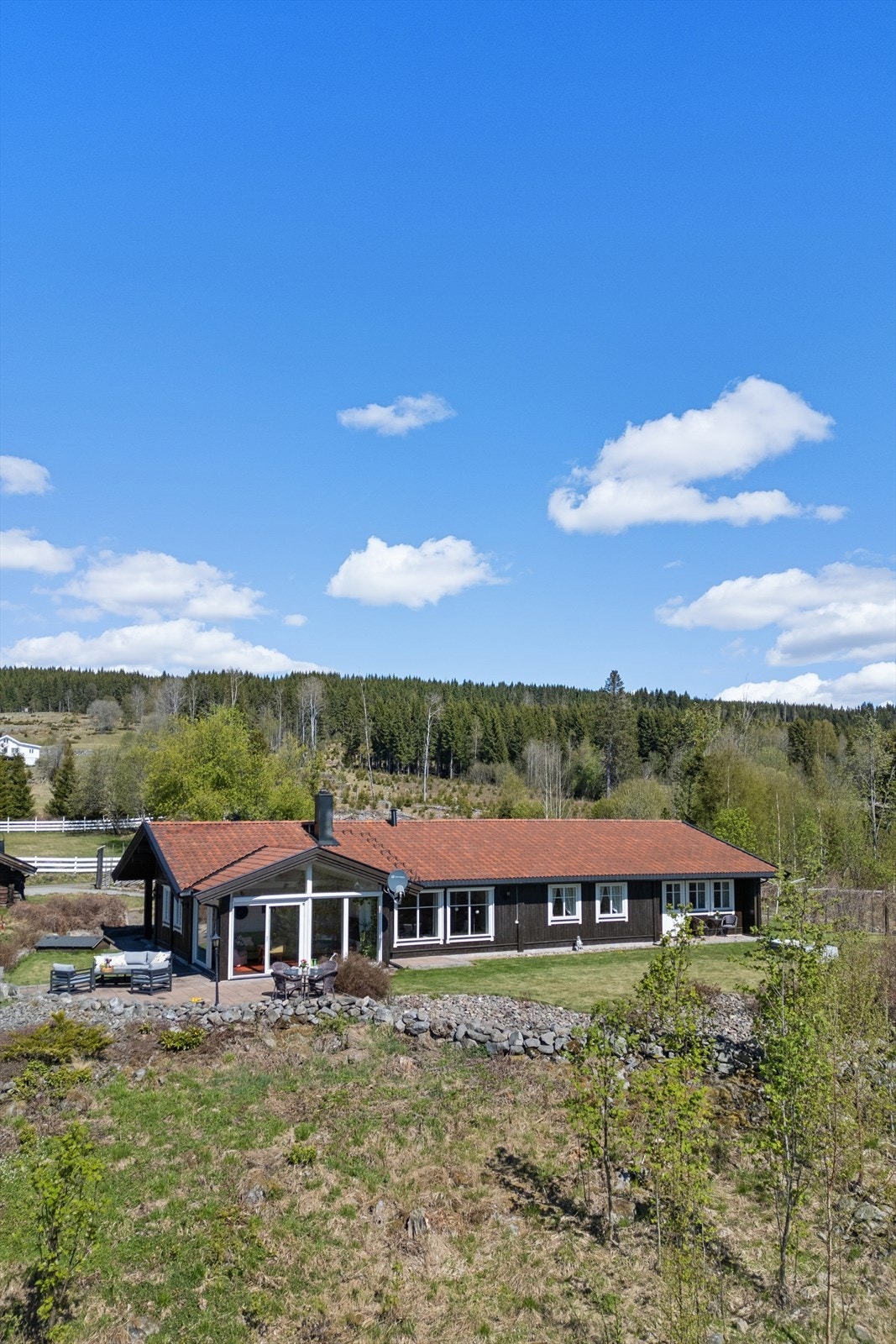 Eiendommen ligger i et etablert område preget av spredt bebyggelse og landlige omgivelser. Galleribilde