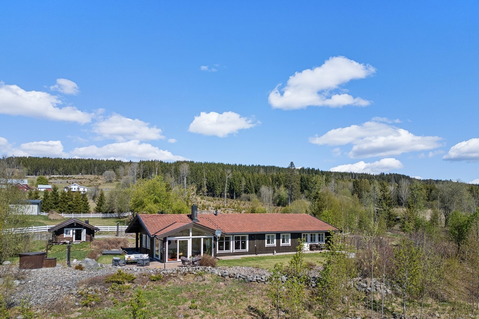 Berglia 53 er en innholdsrik enebolig fra 2008 med alt på ett plan, beliggende høyt og fritt med umiddelbar nærhet til naturen. Galleribilde