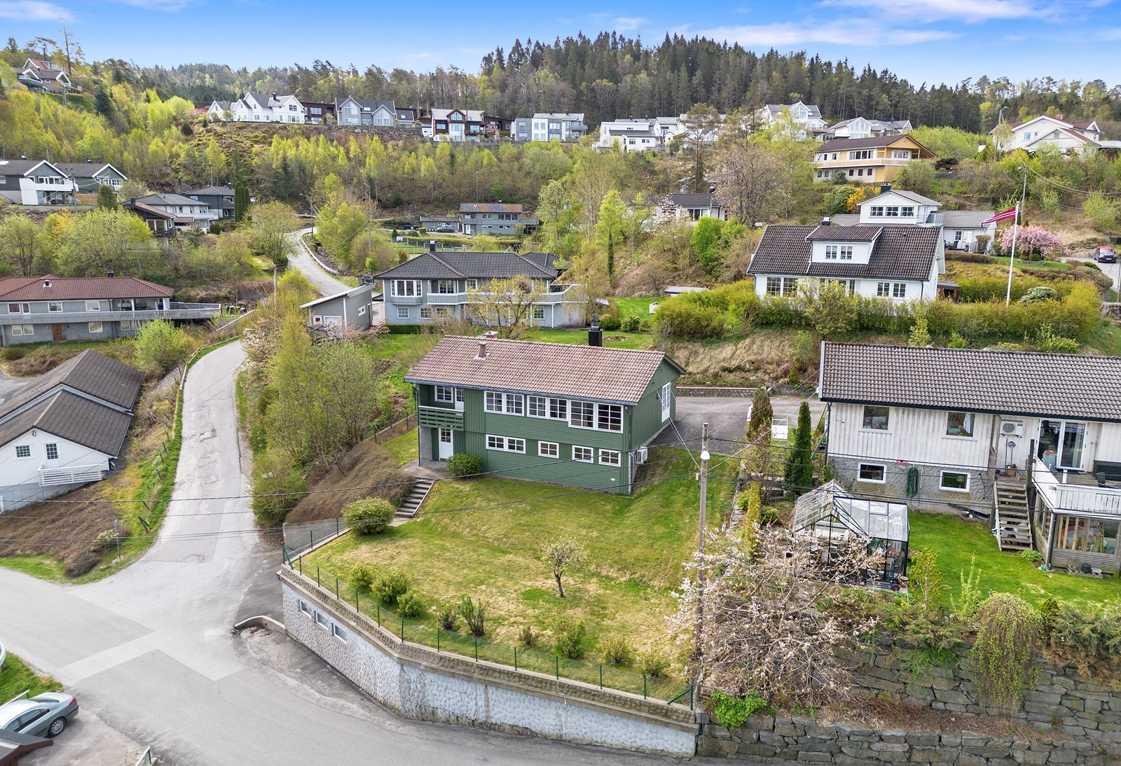 Stor tomt med godt med boltreplass Galleribilde